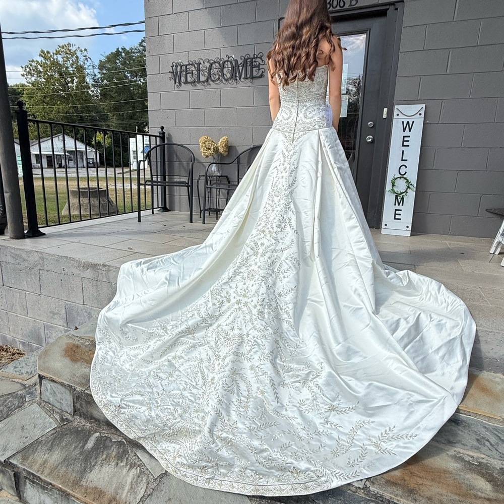 Elegant Embroidered Wedding Gown with Gorgeous Train